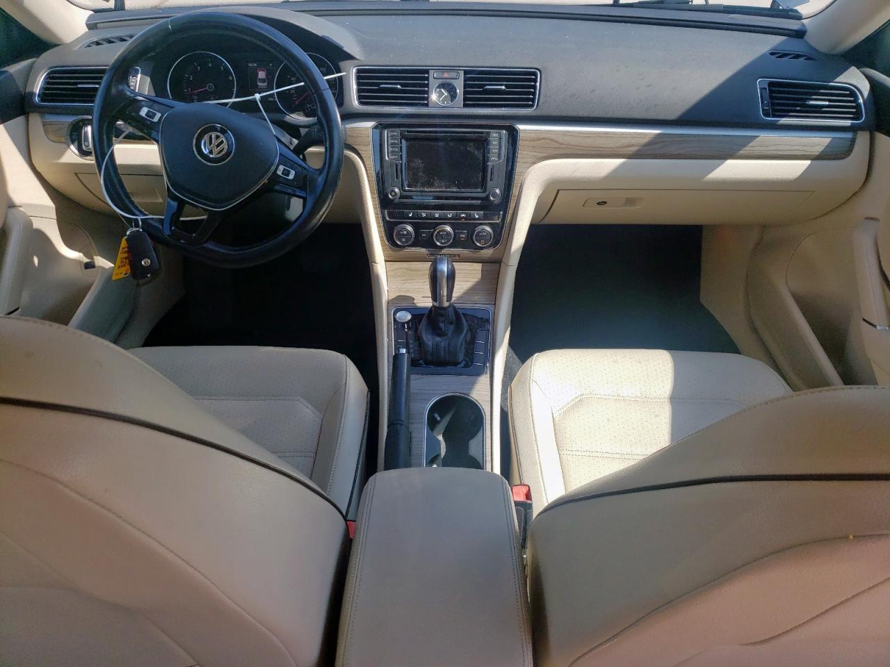 2017 VOLKSWAGEN Passat