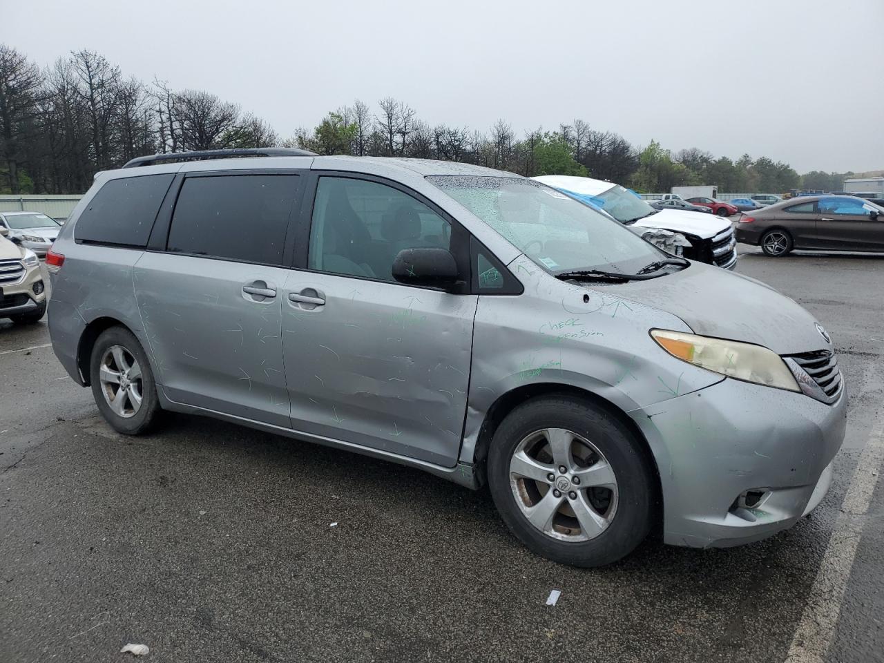 2011 TOYOTA SIENNA