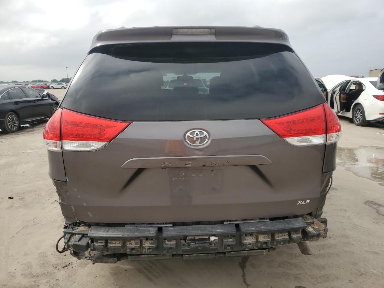 2012 TOYOTA SIENNA