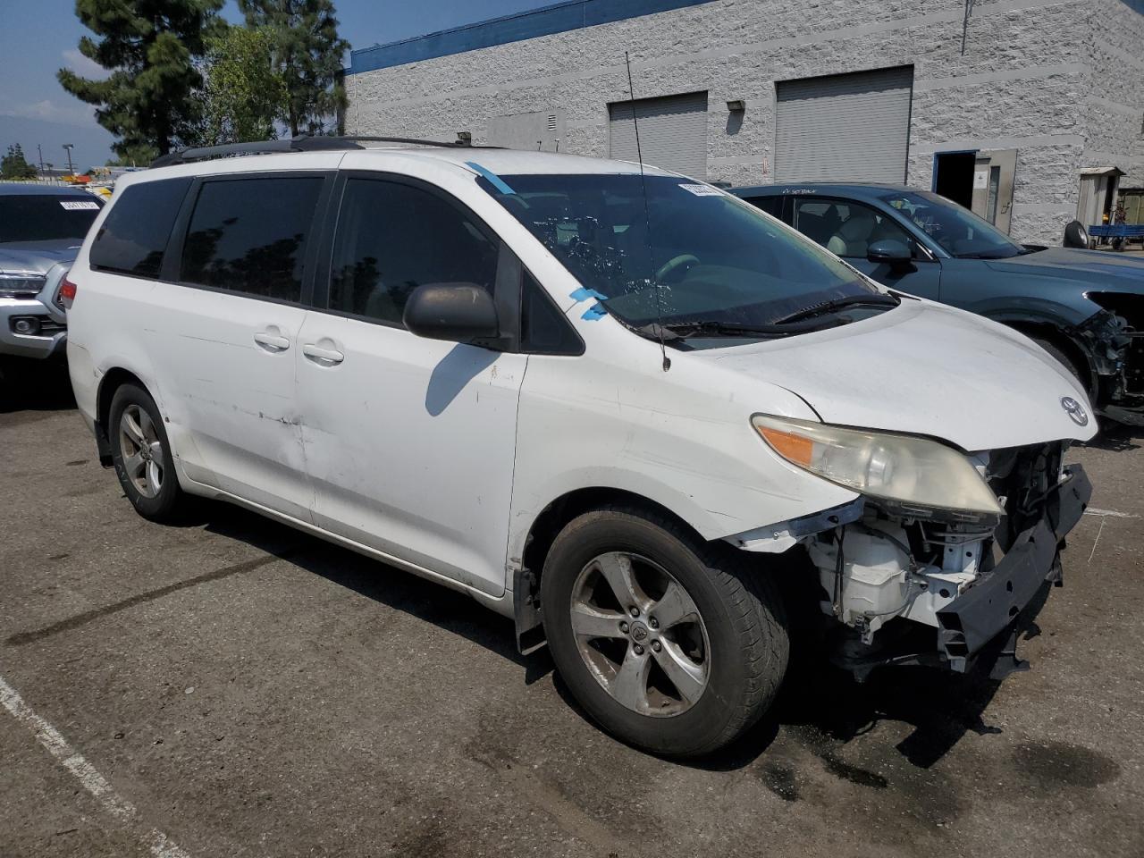 2011 TOYOTA SIENNA