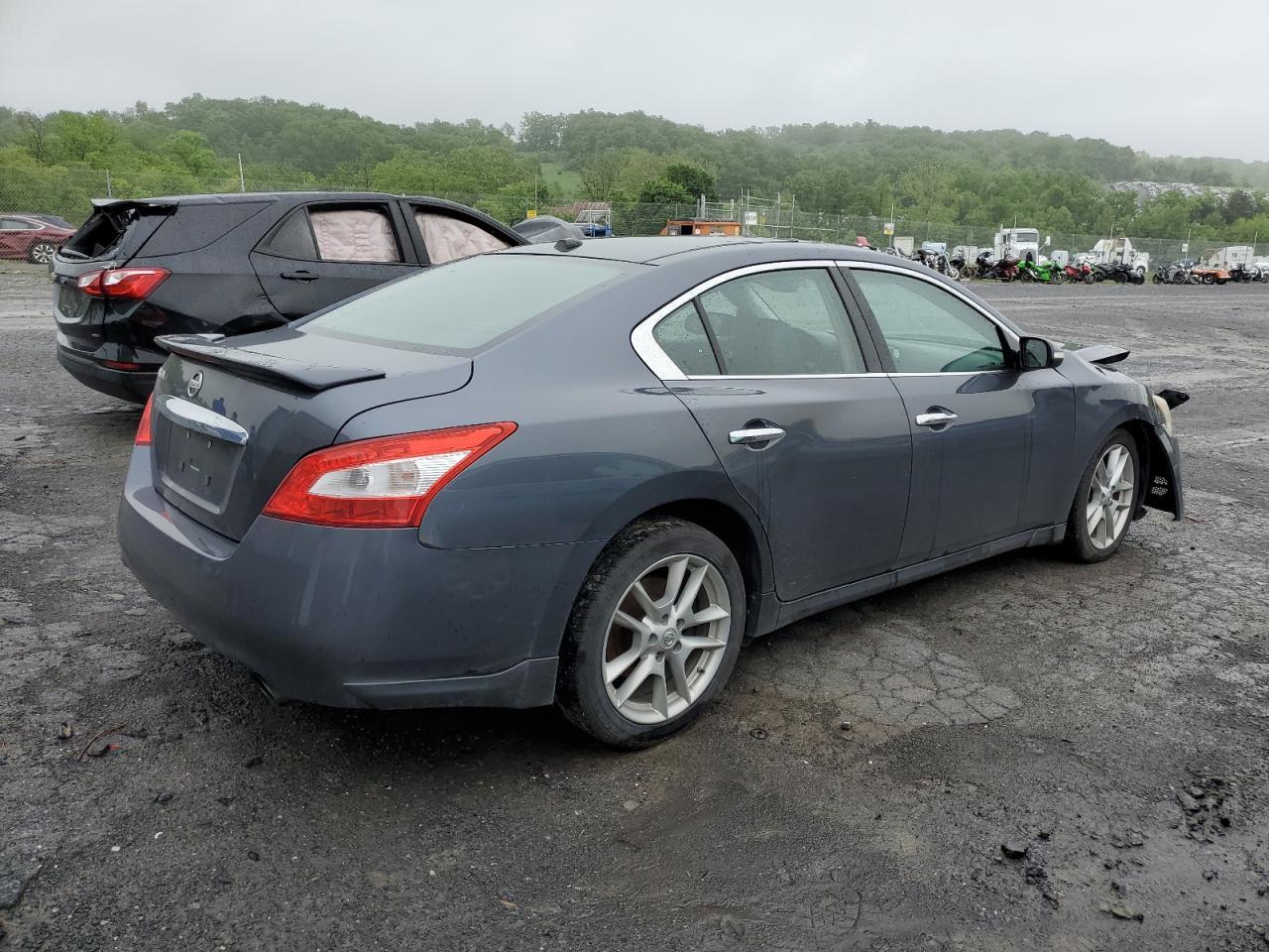 2010 NISSAN Maxima