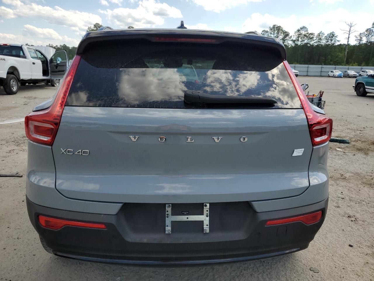 2024 VOLVO XC40