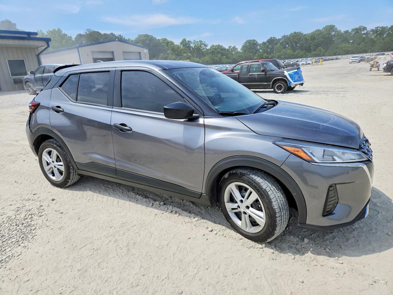 2024 NISSAN KICKS