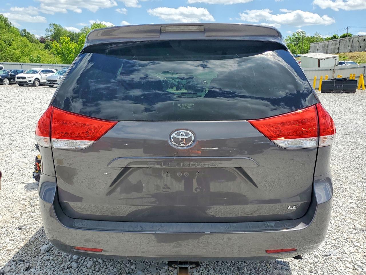 2011 TOYOTA SIENNA