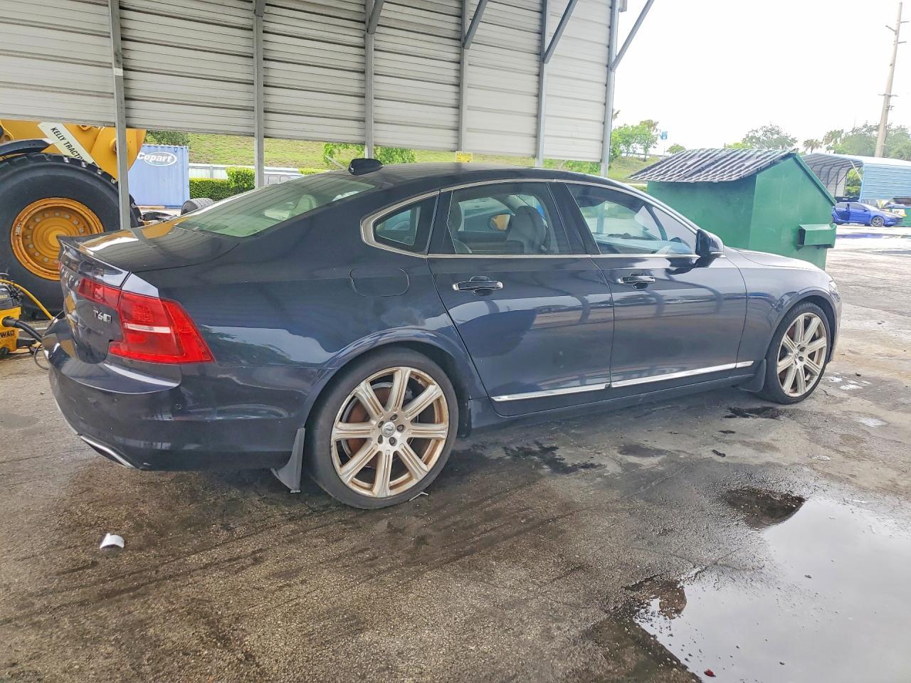 2017 VOLVO S90