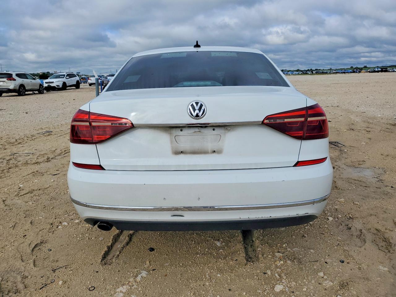 2017 VOLKSWAGEN Passat
