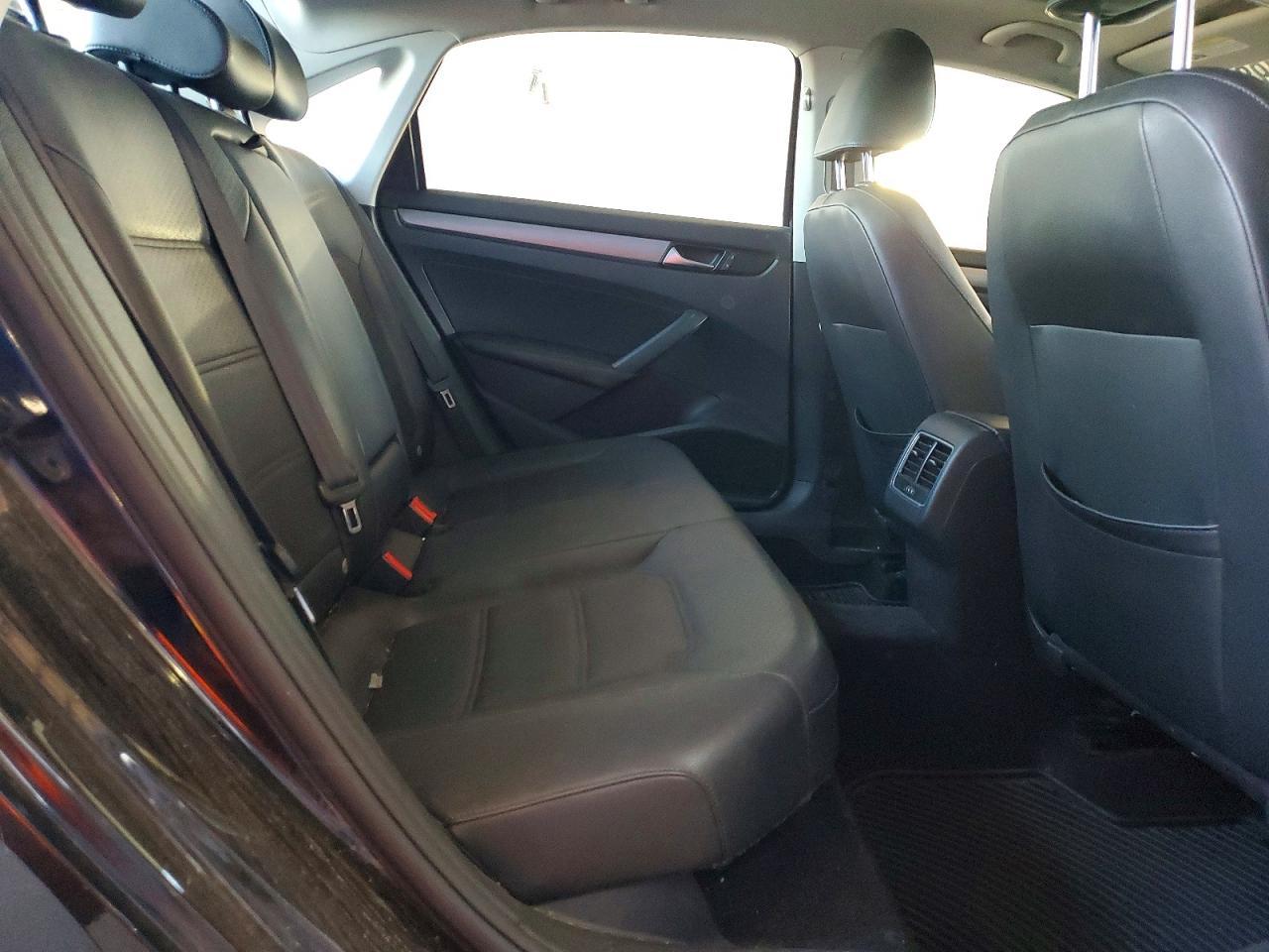 2014 VOLKSWAGEN Passat