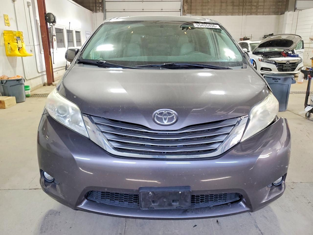 2011 TOYOTA SIENNA