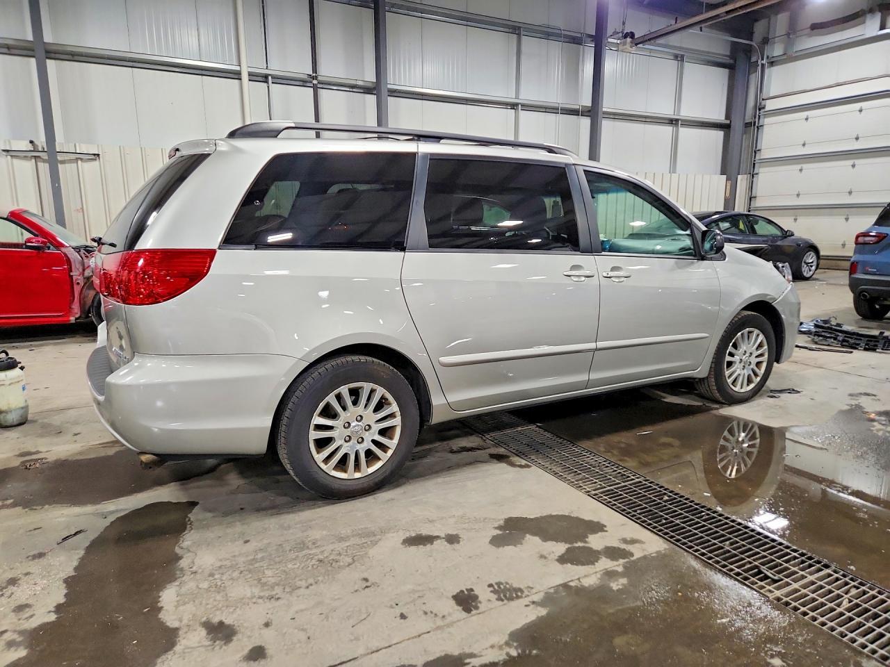 2010 TOYOTA SIENNA