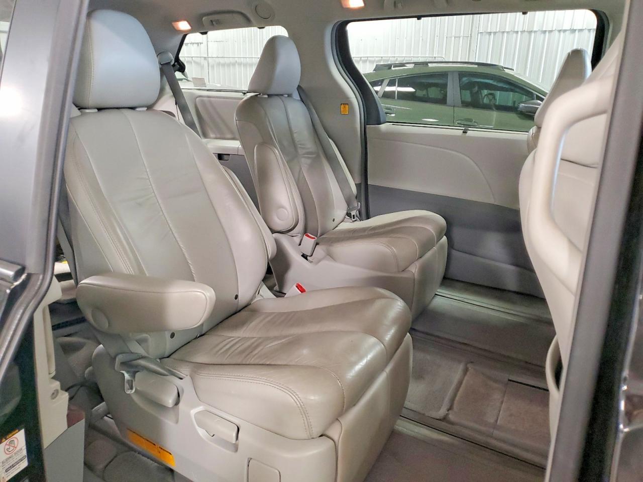 2012 TOYOTA SIENNA
