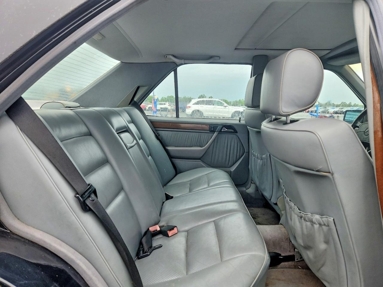 1990 MERCEDES-BENZ E-Class