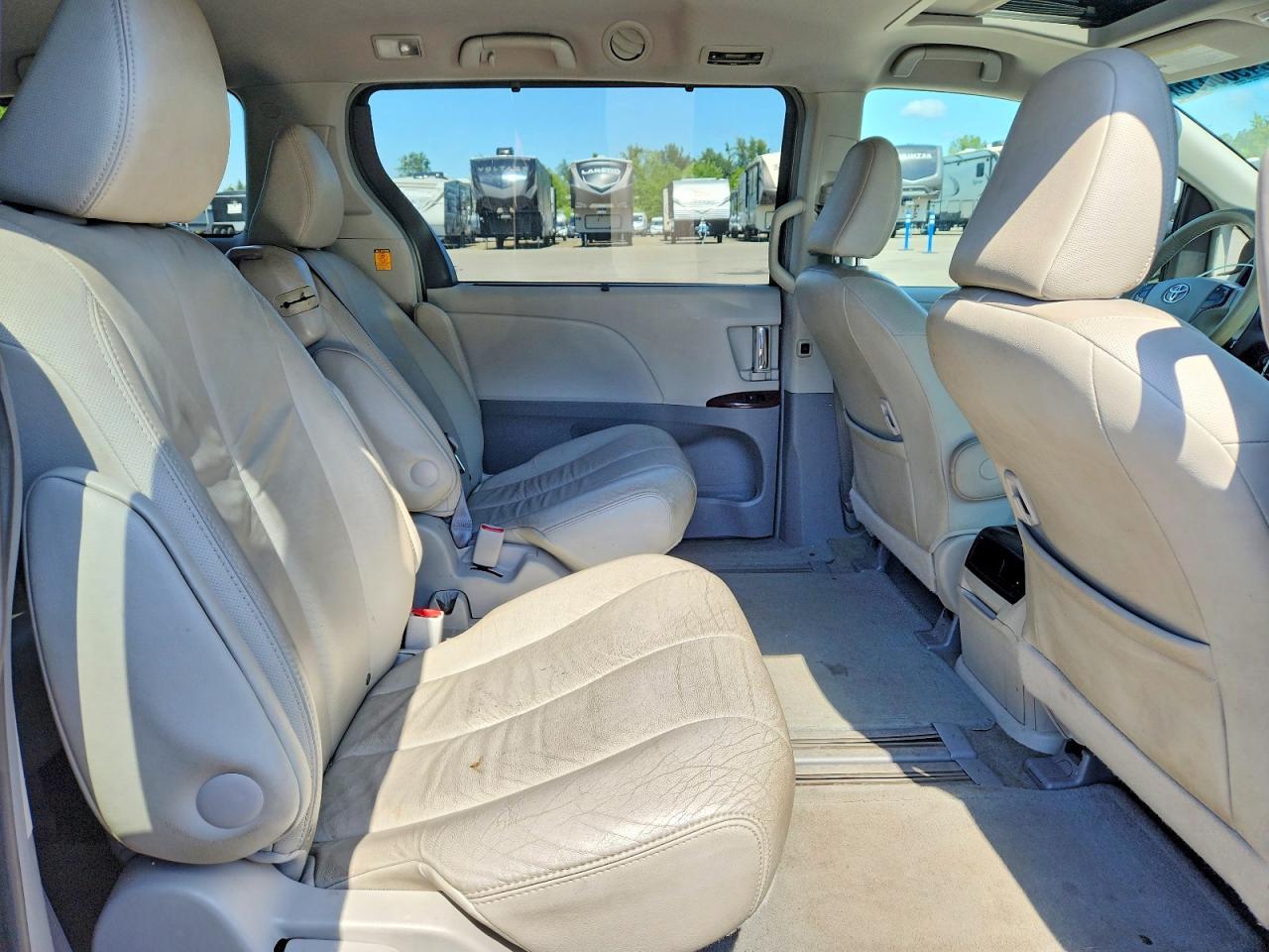 2011 TOYOTA SIENNA