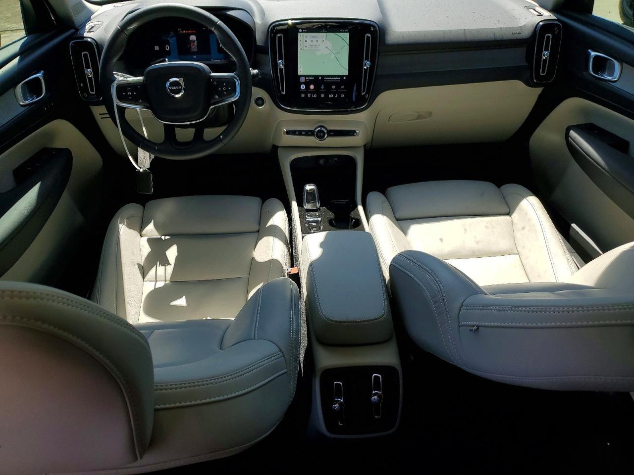 2025 VOLVO XC40
