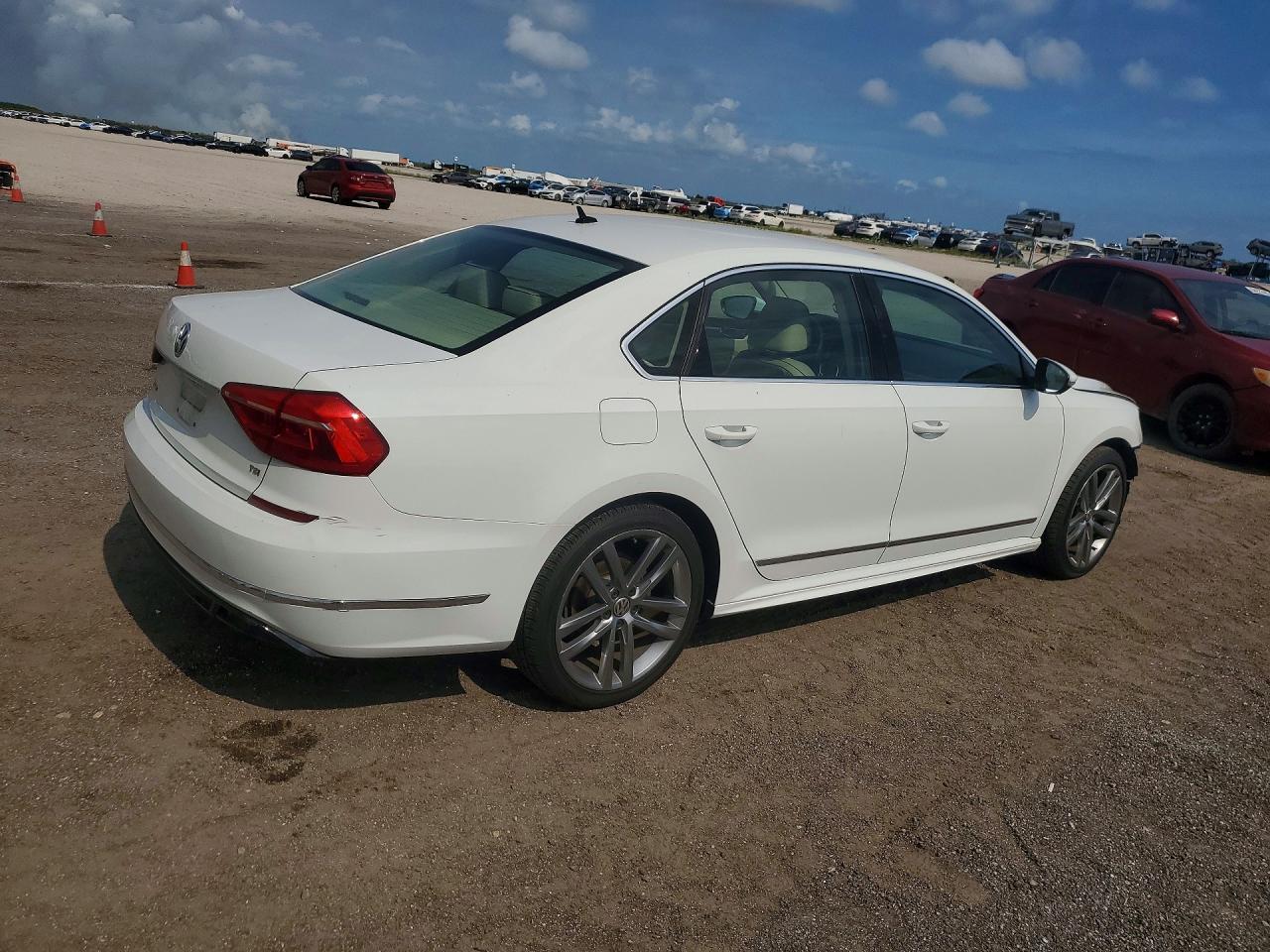 2016 VOLKSWAGEN Passat