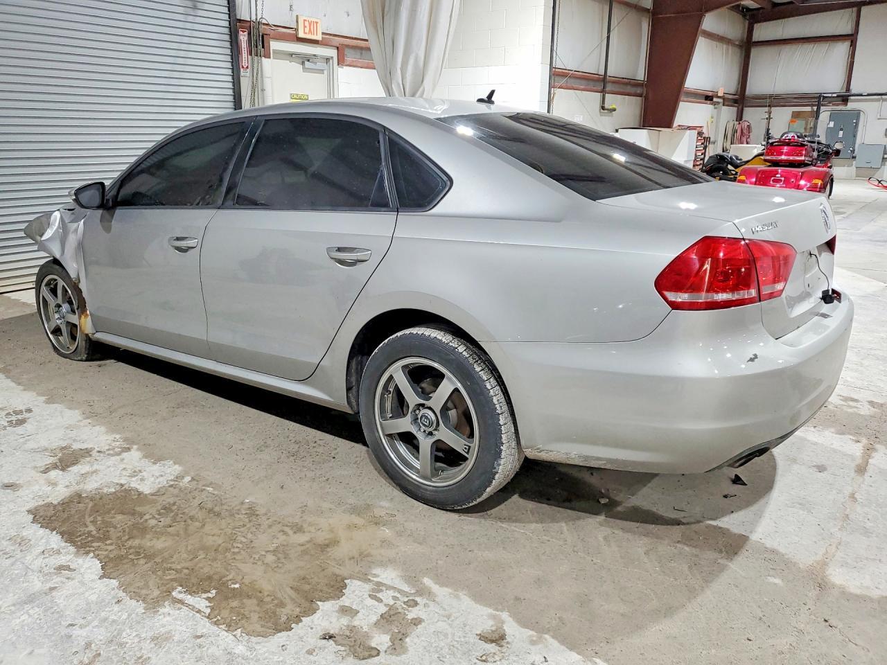 2012 VOLKSWAGEN Passat