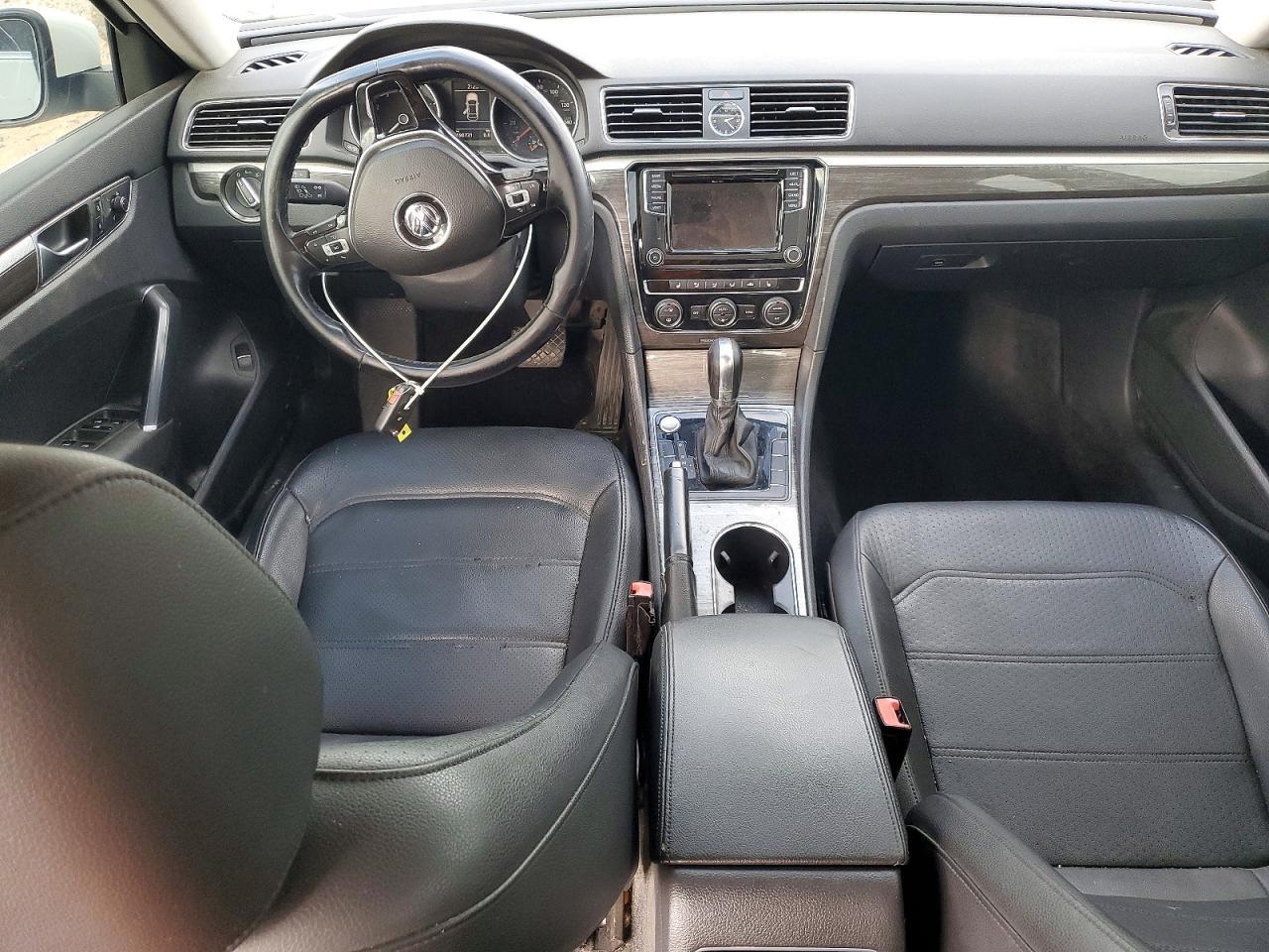 2017 VOLKSWAGEN Passat