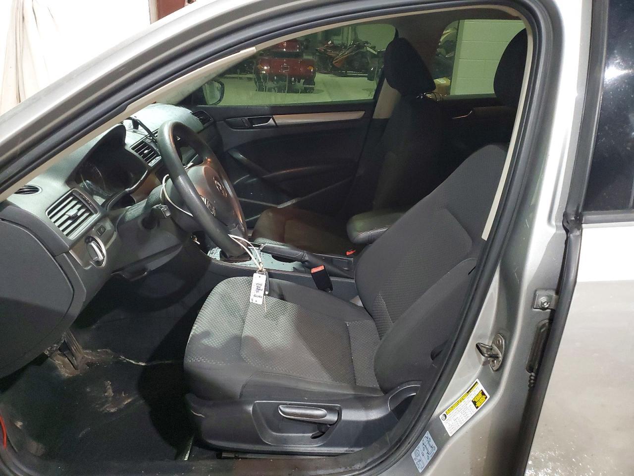 2012 VOLKSWAGEN Passat