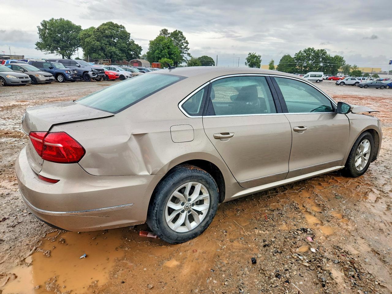 2016 VOLKSWAGEN Passat