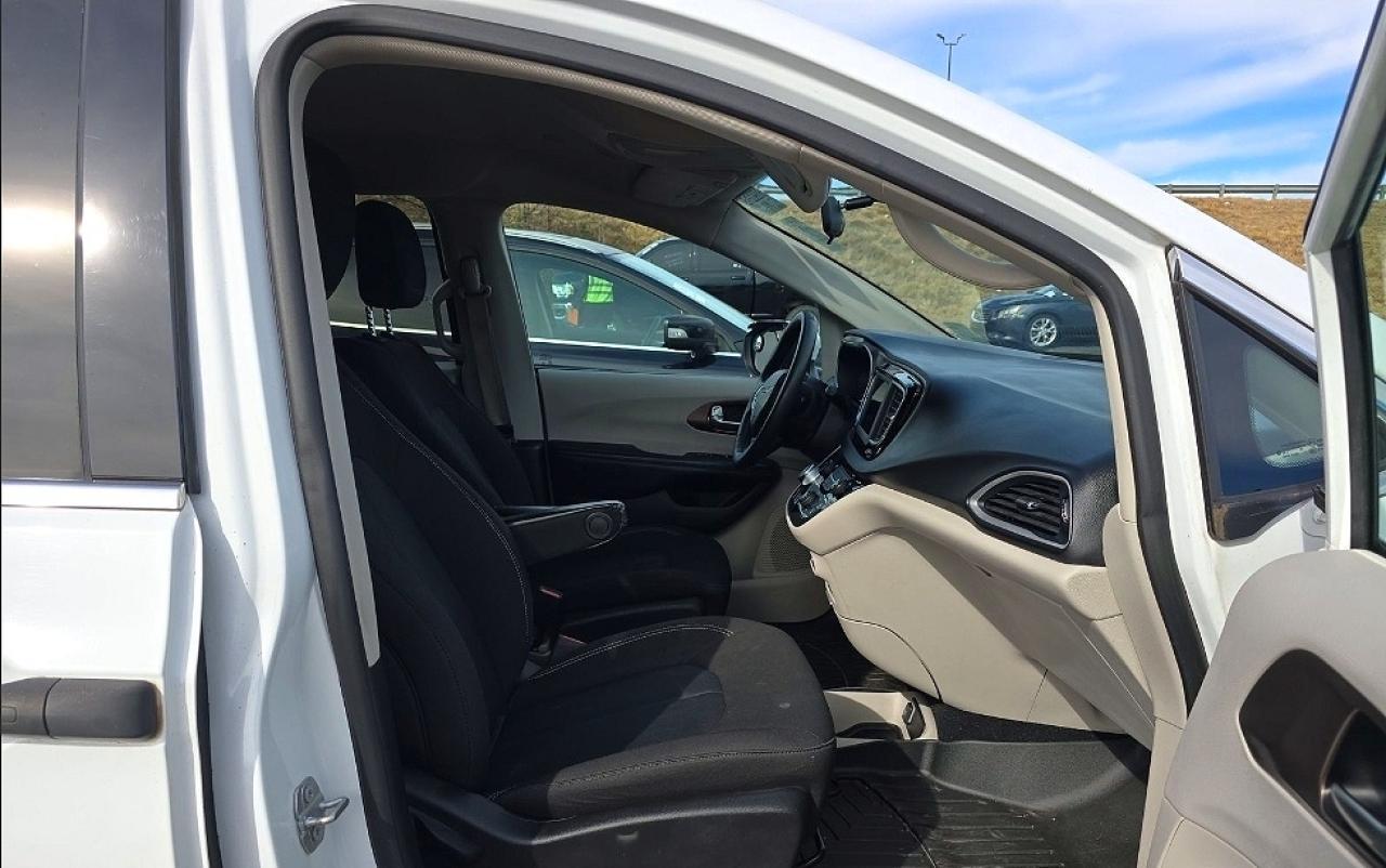 2020 CHRYSLER Voyager