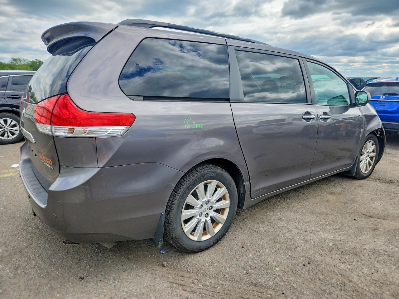 2011 TOYOTA SIENNA