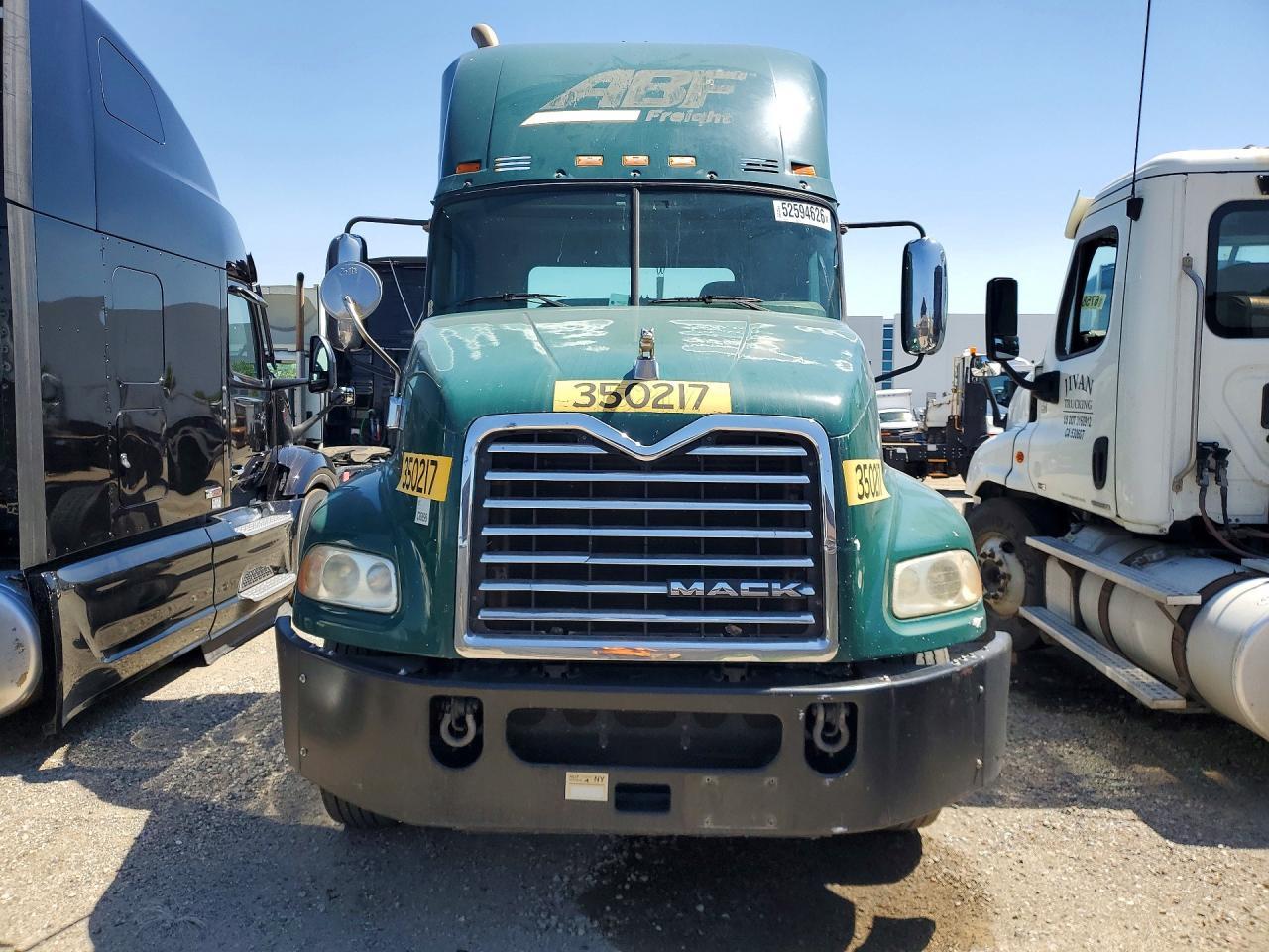 2016 MACK Cxu612