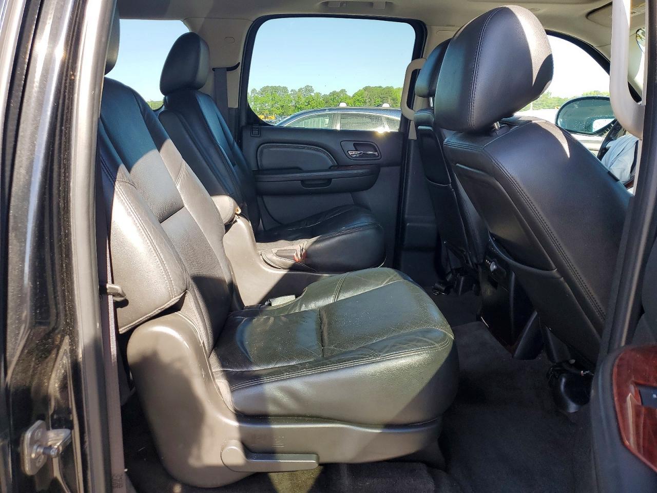 2011 CADILLAC Escalade ESV