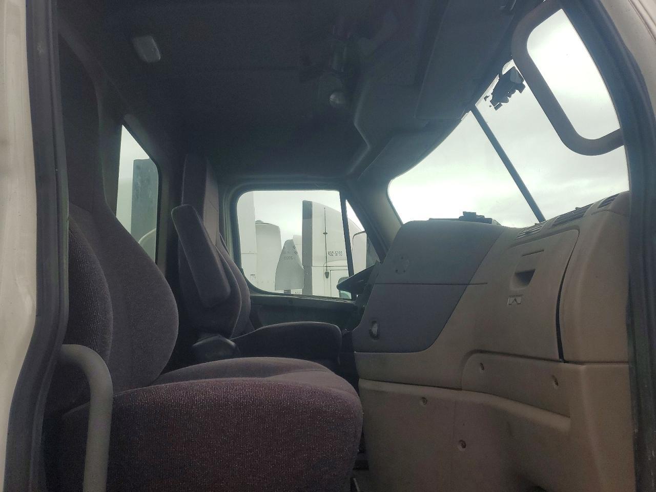 2017 FREIGHTLINER Cascadia 113