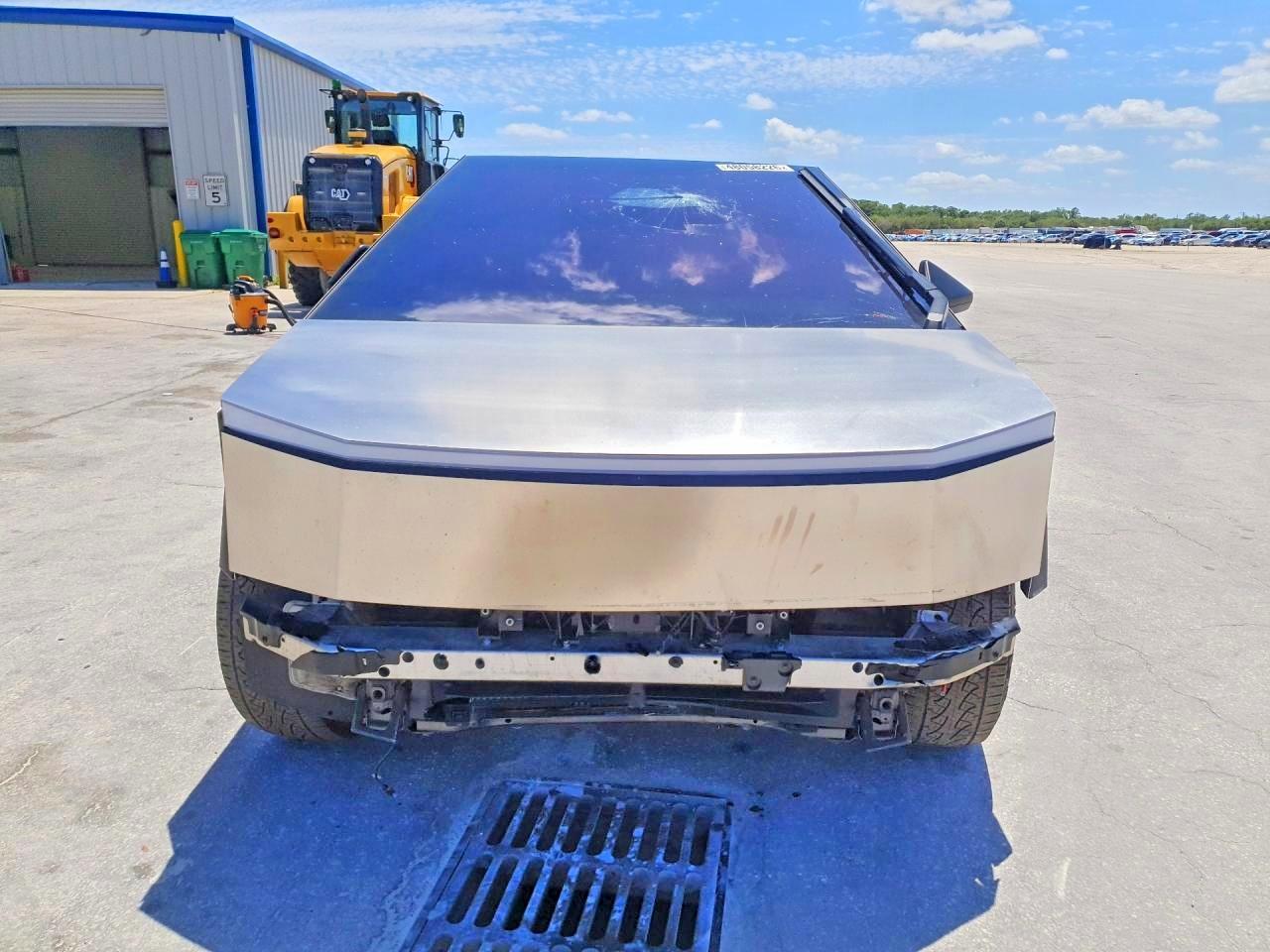2025 TESLA Cybertruck