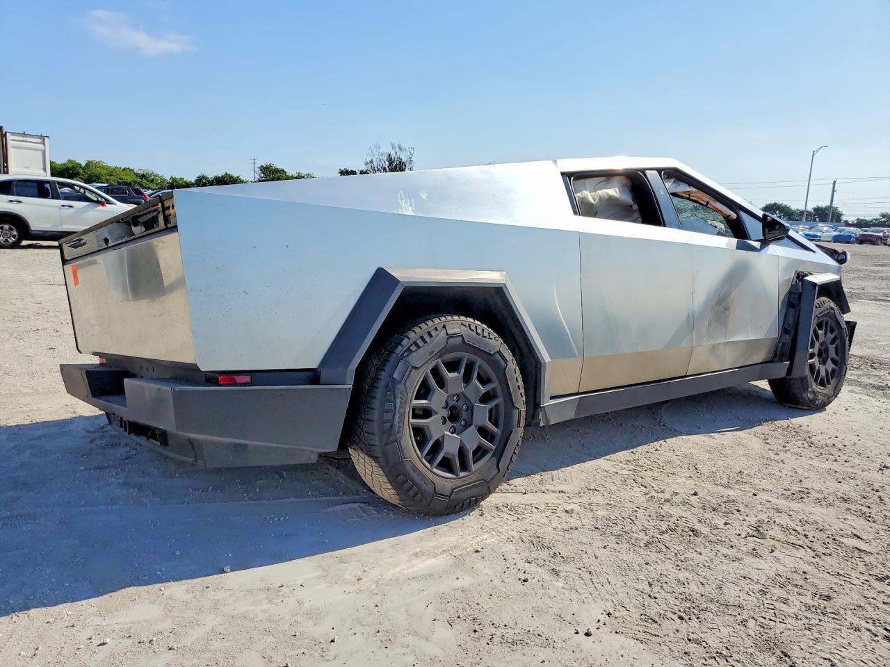2024 TESLA Cybertruck