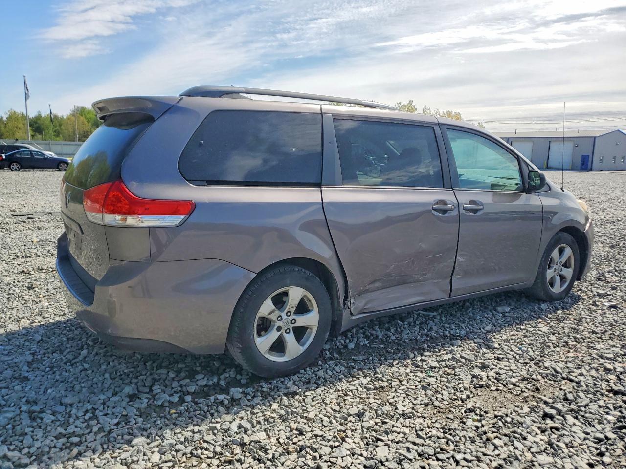 2011 TOYOTA SIENNA