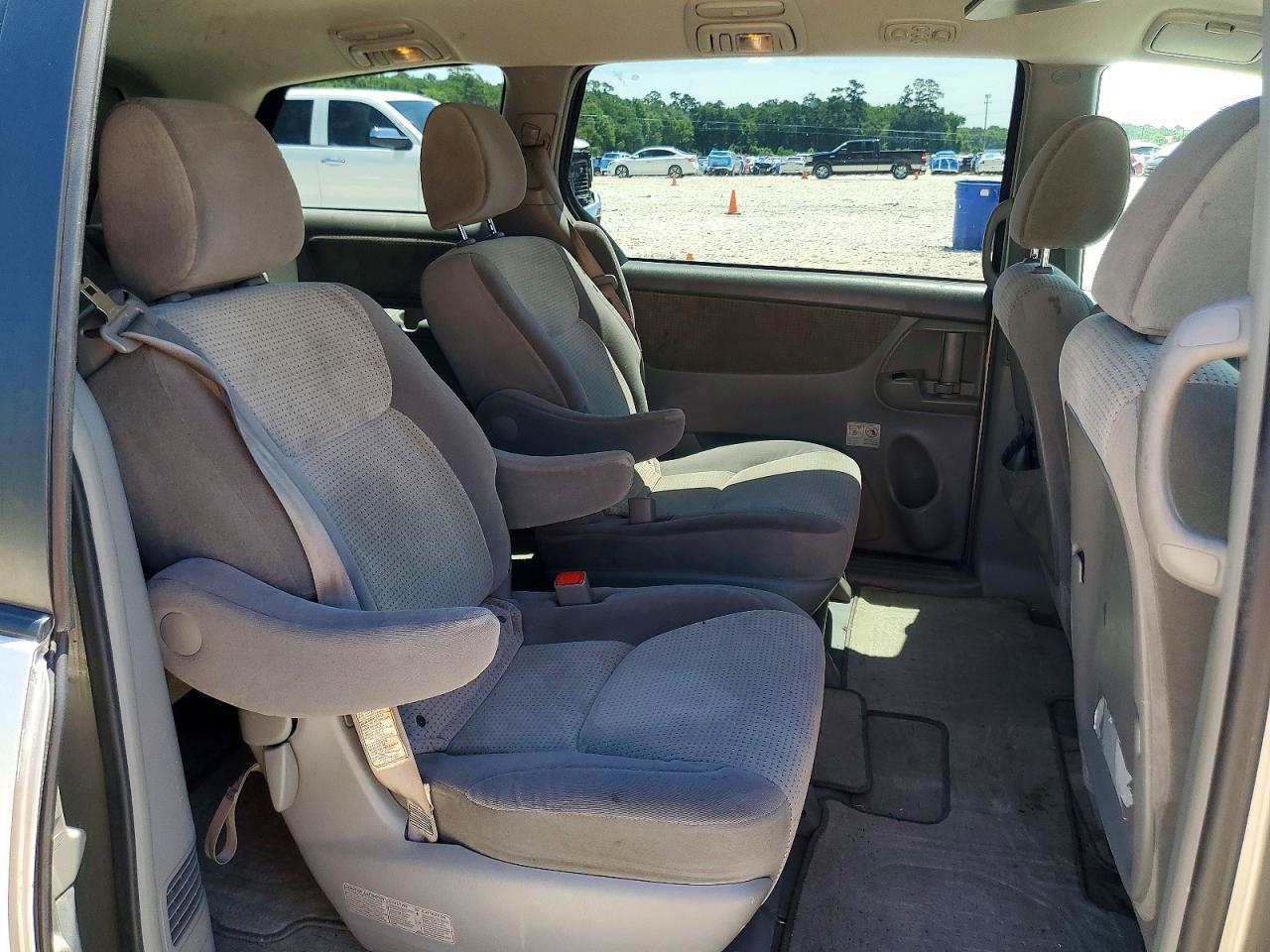 2010 TOYOTA SIENNA