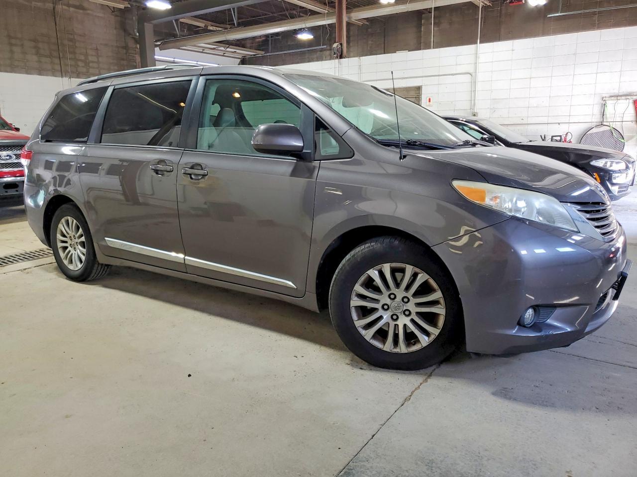 2011 TOYOTA SIENNA