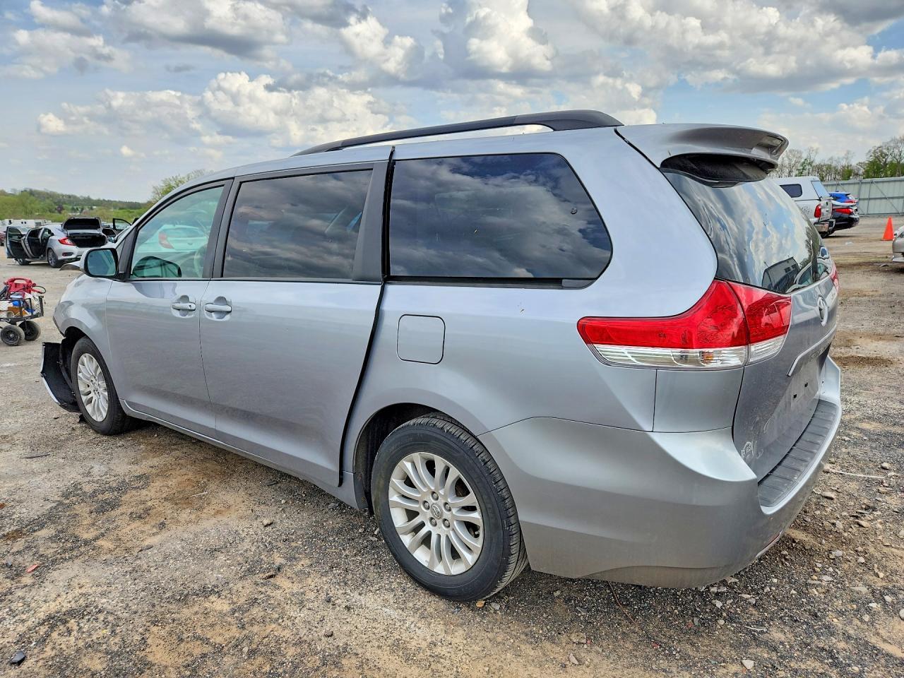 2011 TOYOTA SIENNA