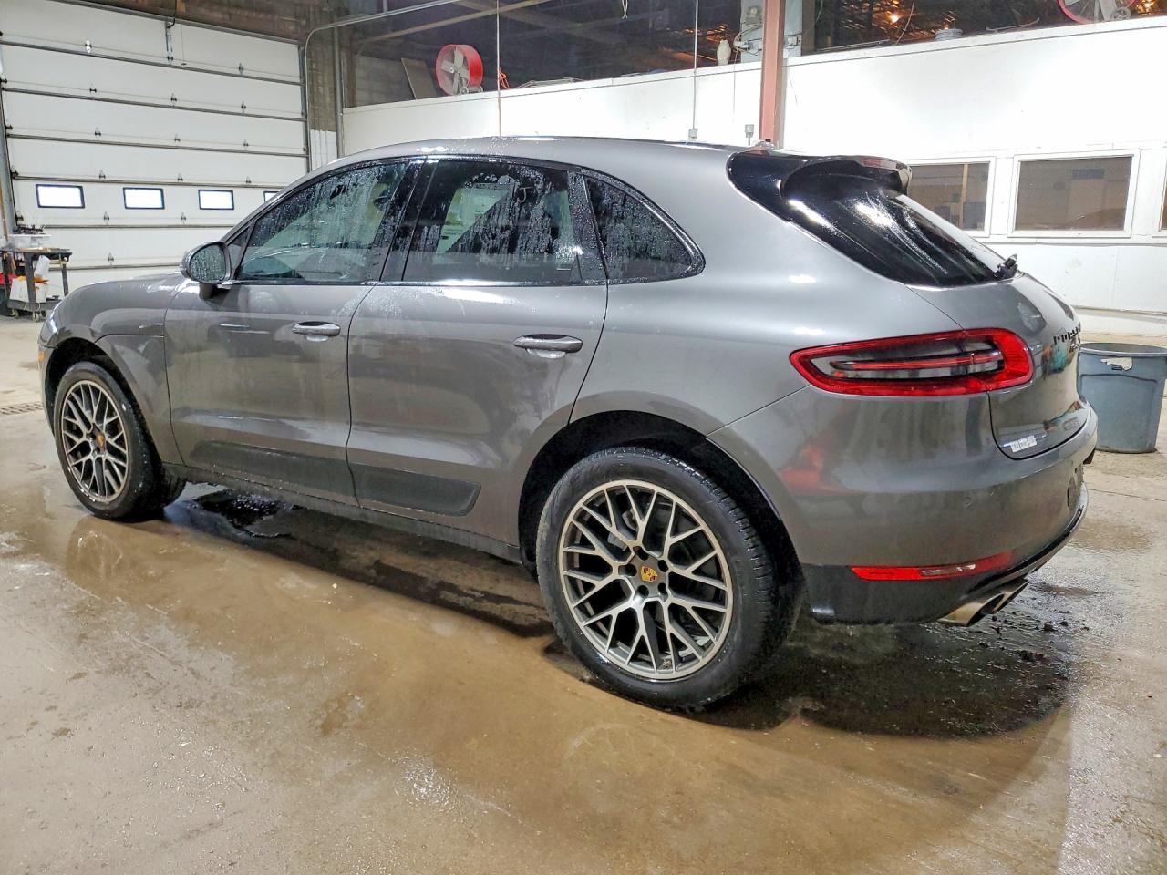 2016 PORSCHE Macan