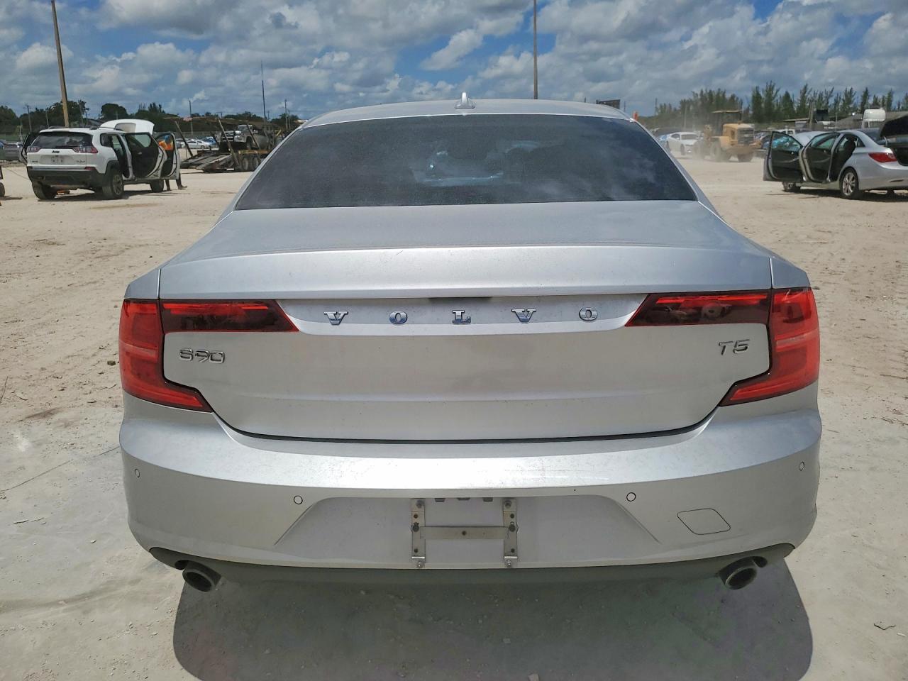 2018 VOLVO S90