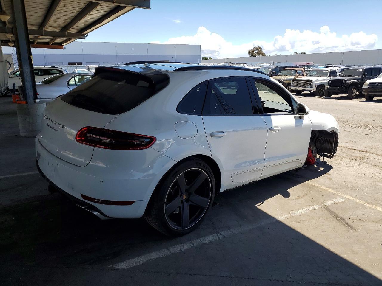 2018 PORSCHE Macan