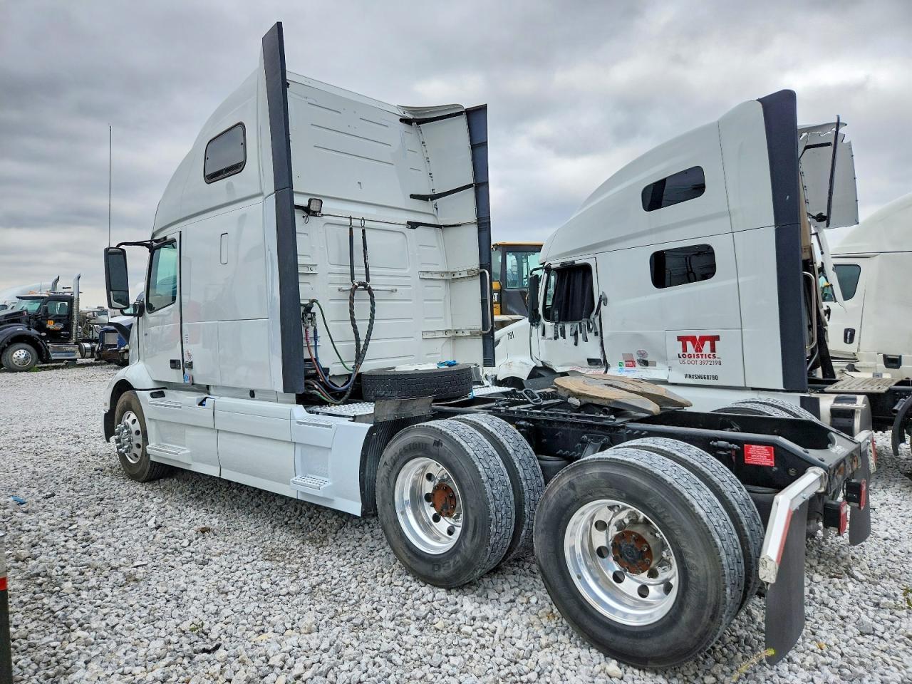 2024 VOLVO VNR
