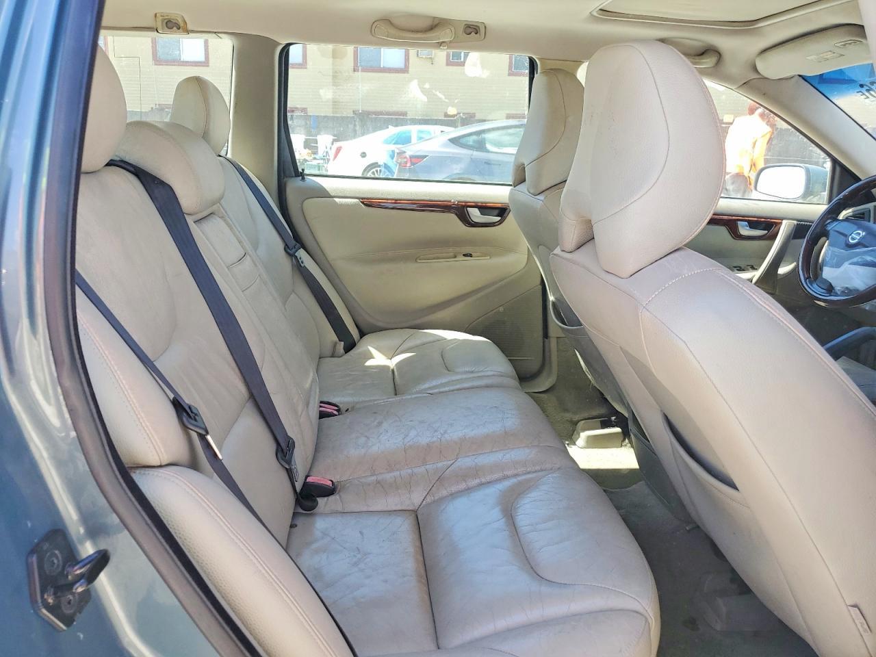 2005 VOLVO V70