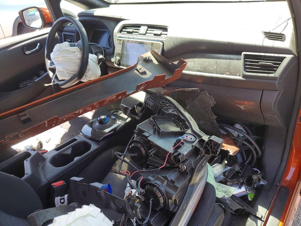 2022 NISSAN LEAF