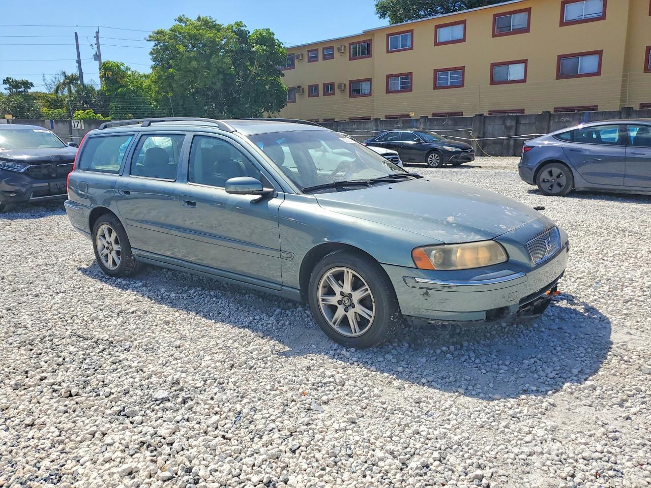 2005 VOLVO V70
