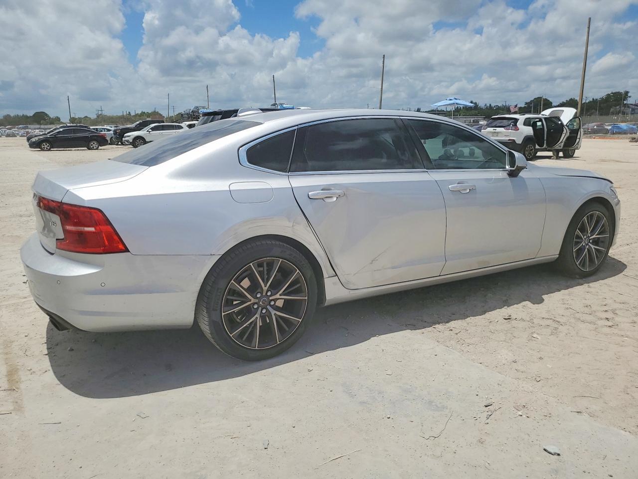 2018 VOLVO S90