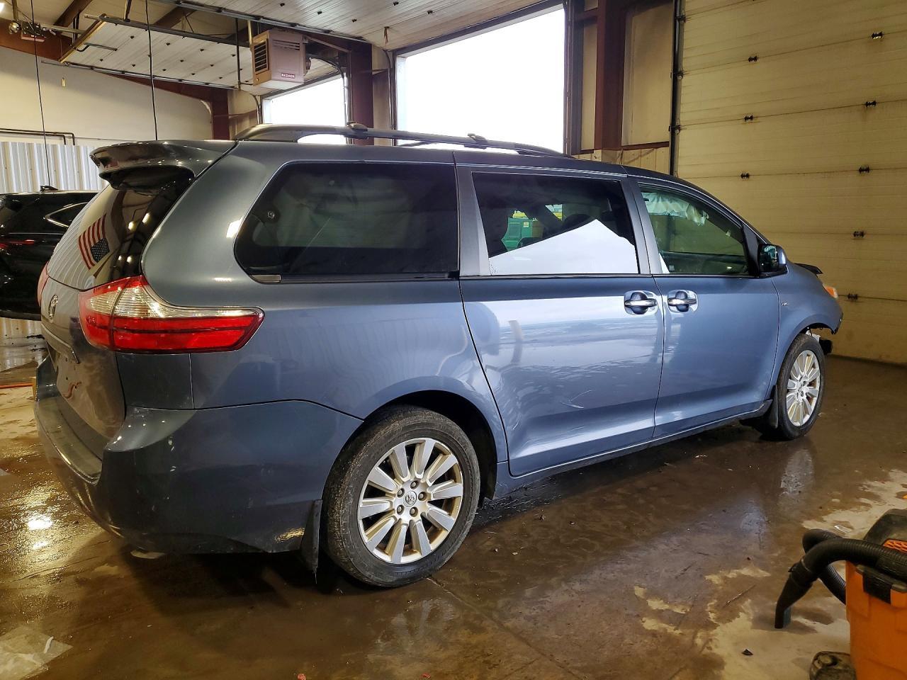 2017 TOYOTA SIENNA