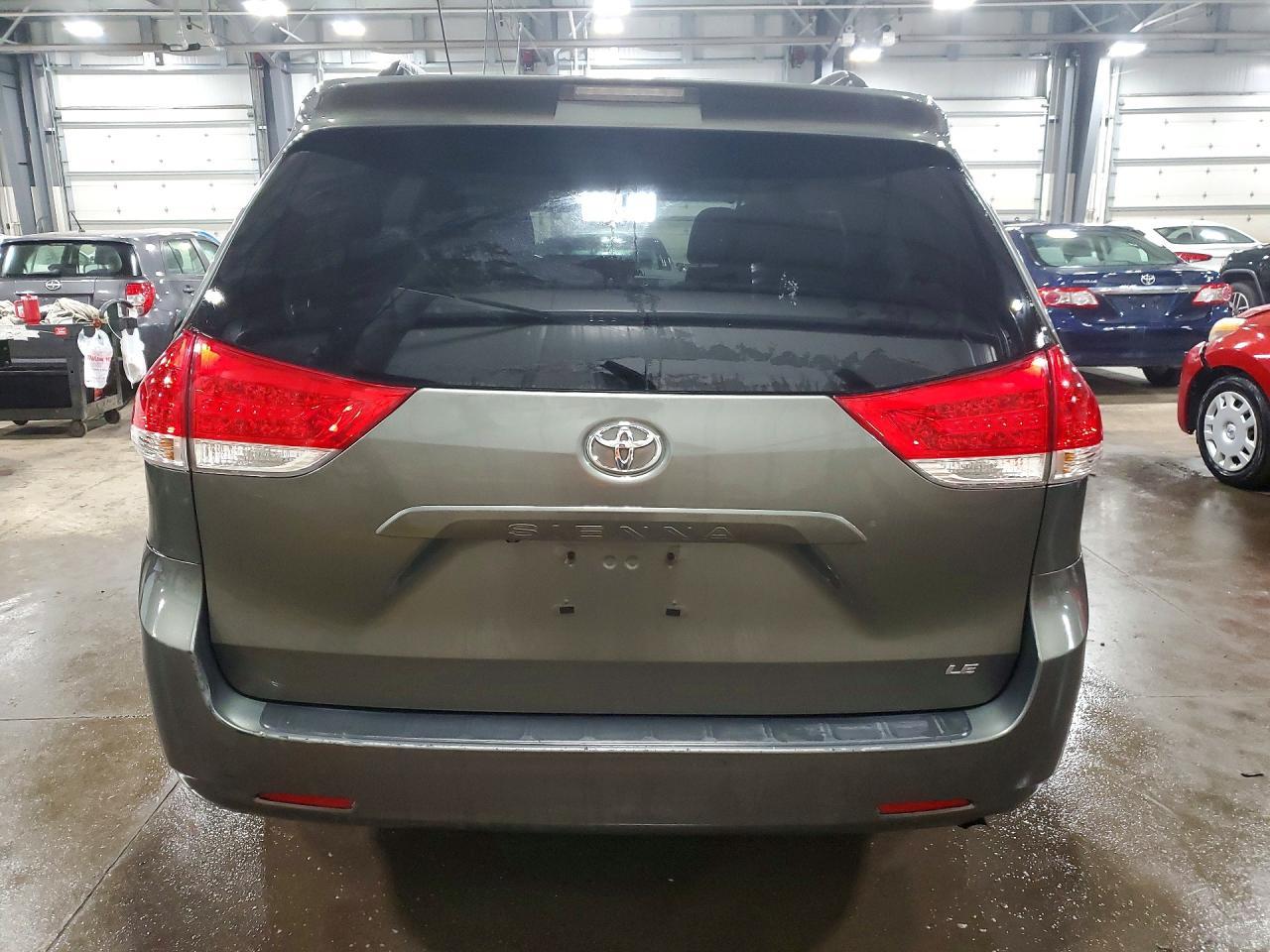 2011 TOYOTA SIENNA