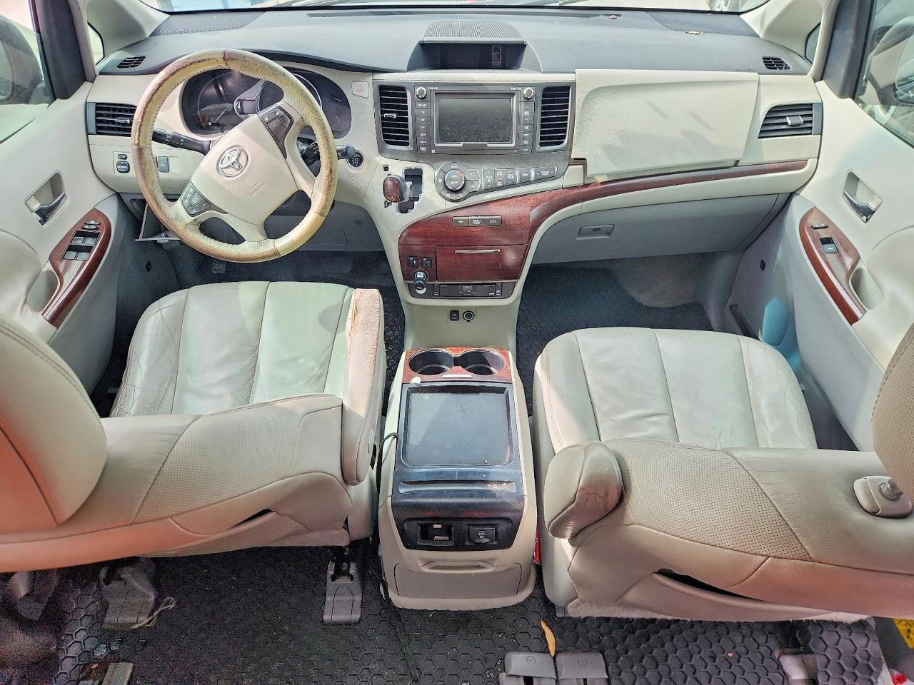 2011 TOYOTA SIENNA