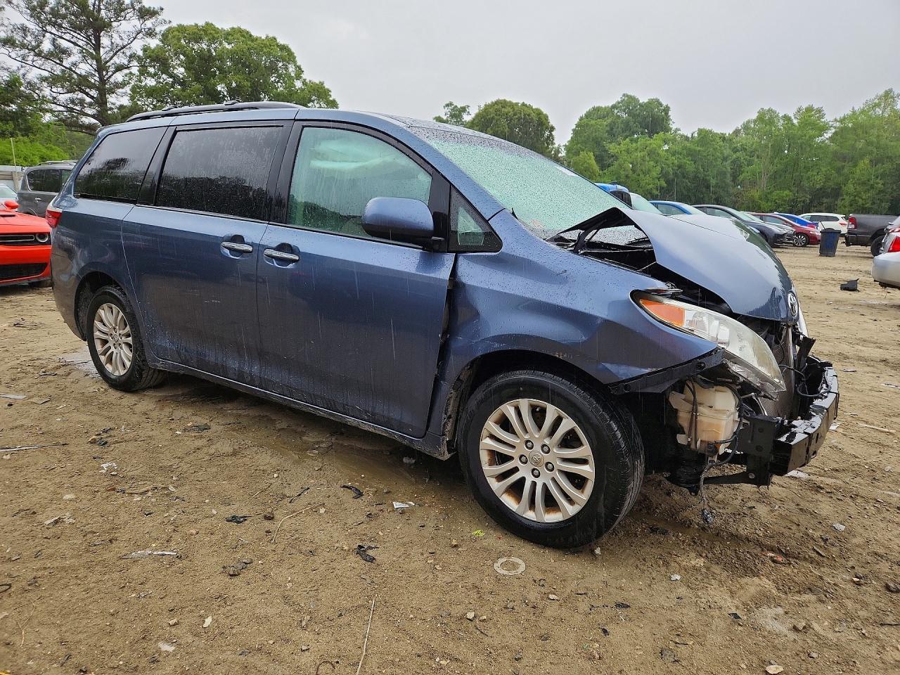 2015 TOYOTA SIENNA