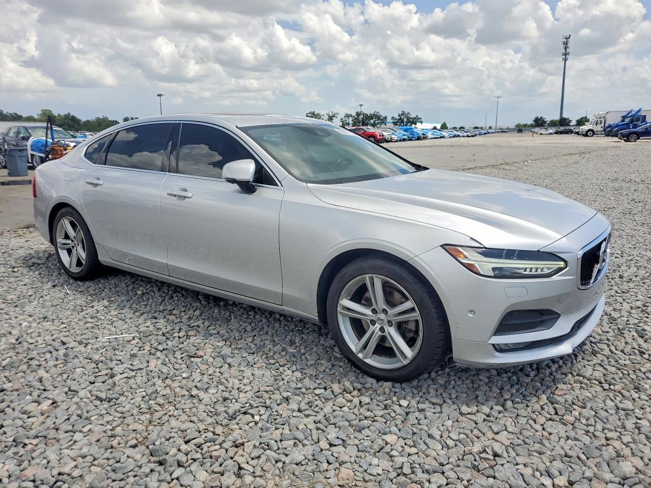2018 VOLVO S90