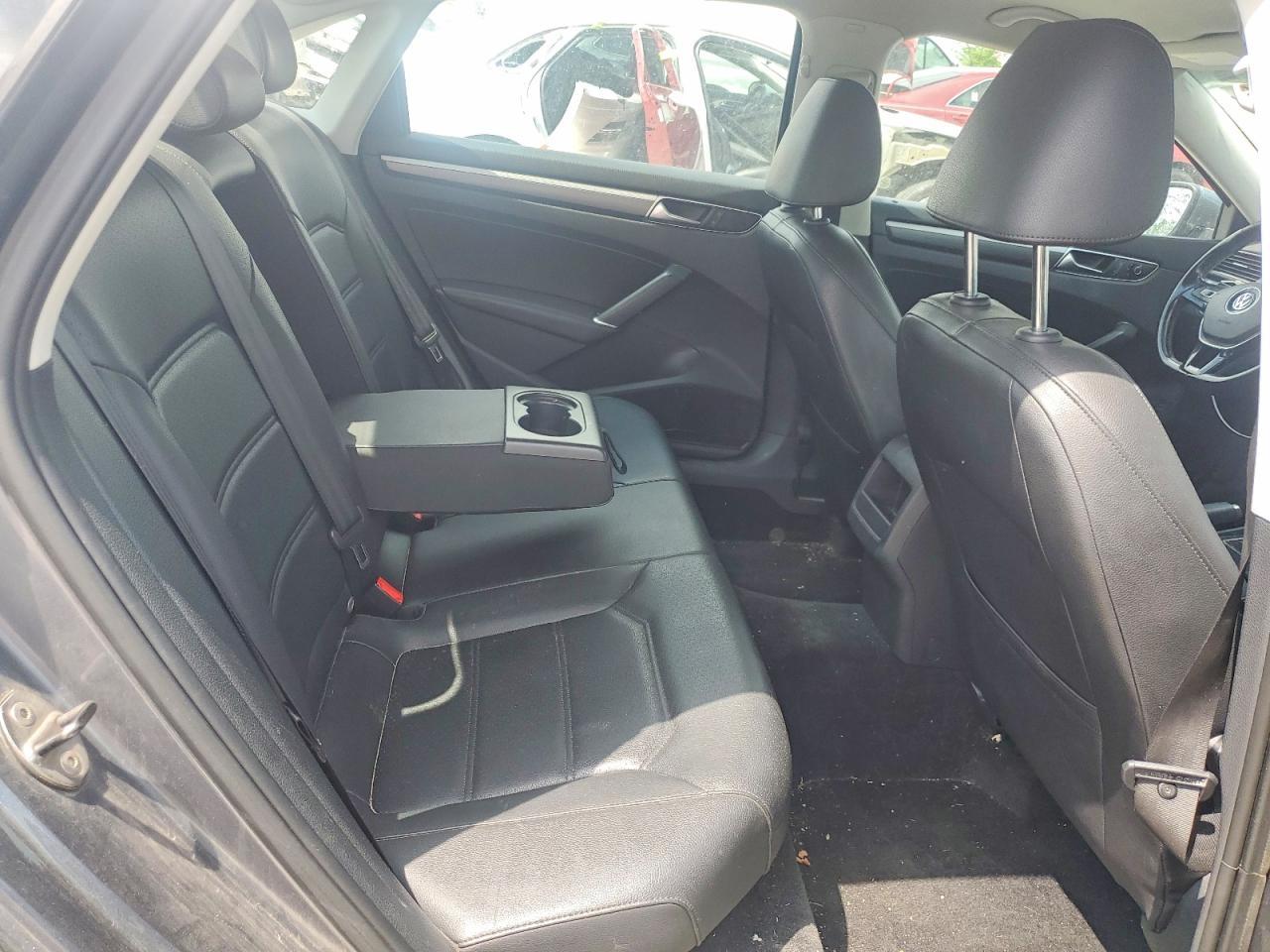 2017 VOLKSWAGEN Passat