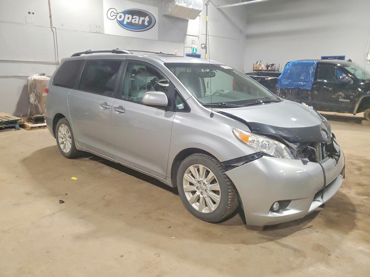 2014 TOYOTA SIENNA