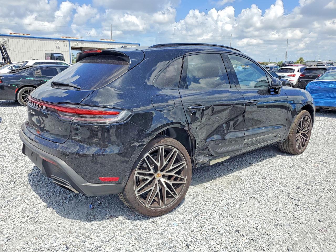 2025 PORSCHE Macan