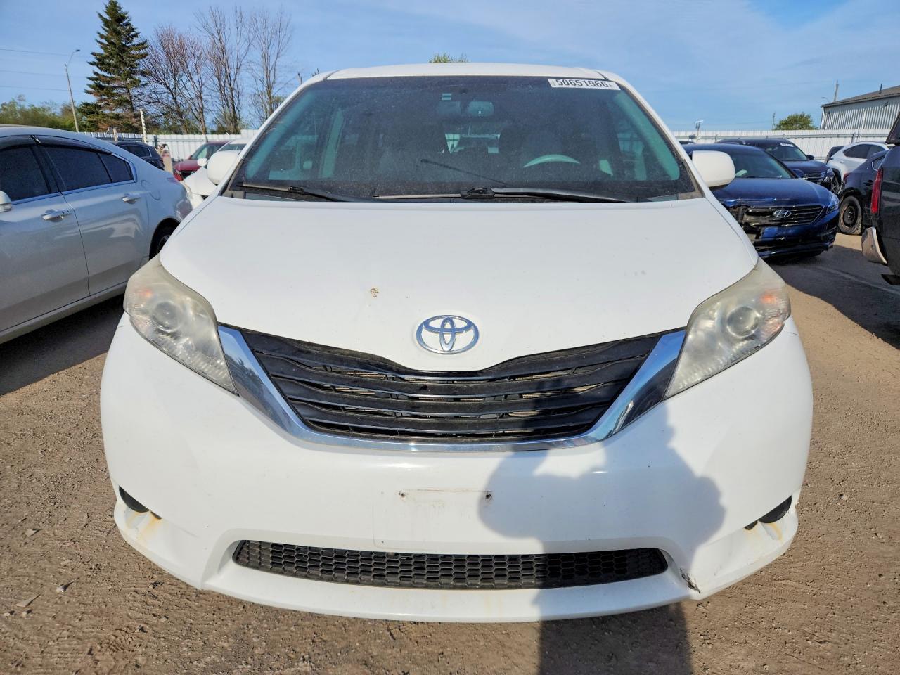 2011 TOYOTA SIENNA